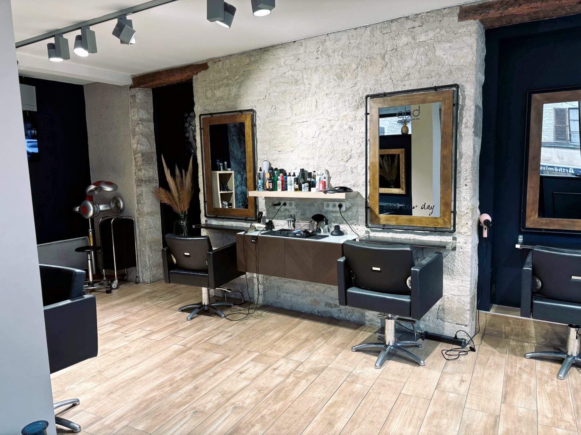 Intérieur du salon Celphi : mur en pierre et miroirs dorés
